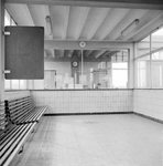 152508 Interieur van het N.S.-station Koog Bloemwijk te Koog aan de Zaan: hal met loket.
